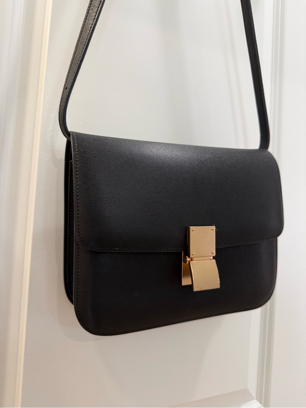 Classic Black Leather Crossbody Shoulder Bag - Picture 2 of 4